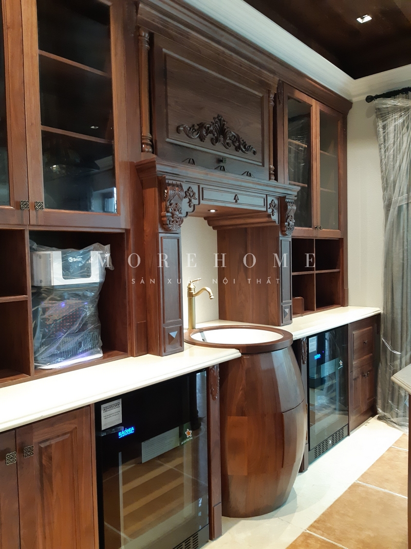 Tủ bếp gỗ óc chó tân cổ điển được thi công với những chi tiết sắc nét, tạo nên một hình ảnh ấn tượng về thẩm mỹ và cung cấp sự tiện nghi cho người sử dụng hằng ngày.